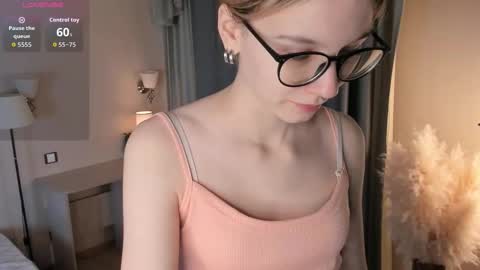 Laura online show from December 15, 1:21 am