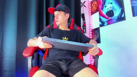 Snapshot of moises_23cm chatting on December 6, 4:25 am moises_23cm online show from December 6, 4:25 am