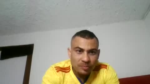 Snapshot of moises_athlon chatting on July 4, 3:56 am Moises Athlon online show from July 4, 3:56 am