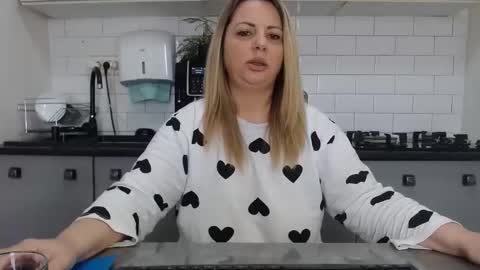 erika online show from February 4, 10:10 am