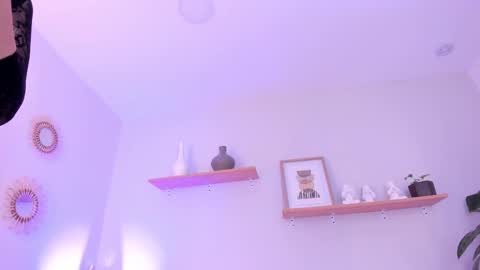 M o L l i E  online show from March 6, 6:26 pm