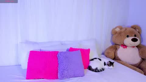 Snapshot of moll1e_ chatting on June 14, 2:46 am M o L l i E online show from June 14, 2:46 am