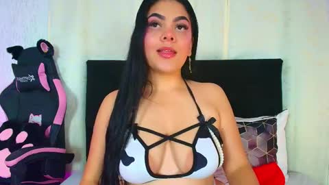 Snapshot of molly_bick chatting on May 23, 5:23 am Molly Bick online show from May 23, 5:23 am