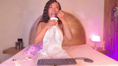 Snapshot of molly_jackson chatting on July 6, 10:45 pm Molly Jackson online show from July 6, 10:45 pm