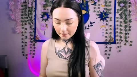 molly_kisss online show from April 15, 5:03 am