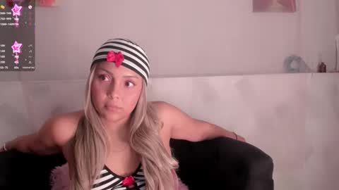 Snapshot of molly_logan chatting on October 10, 12:09 am molly_logan online show from October 10, 12:09 am