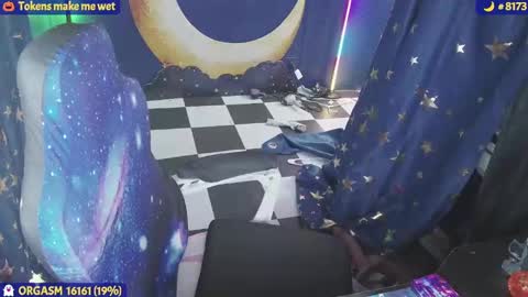Snapshot of molly_moons chatting on October 26, 4:46 pm molly_moons online show from October 26, 4:46 pm