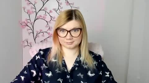 Snapshot of molly_moree chatting on April 22, 11:34 am Molly online show from April 22, 11:34 am