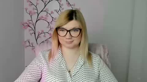 Snapshot of molly_moree chatting on April 23, 12:29 pm Molly online show from April 23, 12:29 pm