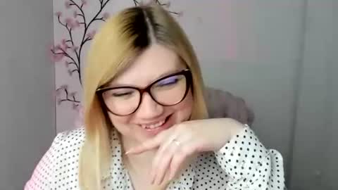Snapshot of molly_moree chatting on April 27, 11:30 am Molly online show from April 27, 11:30 am