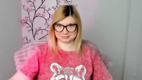 Snapshot of molly_moree chatting on May 9, 5:45 am Molly online show from May 9, 5:45 am