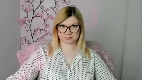 Snapshot of molly_moree chatting on May 12, 11:51 am Molly online show from May 12, 11:51 am