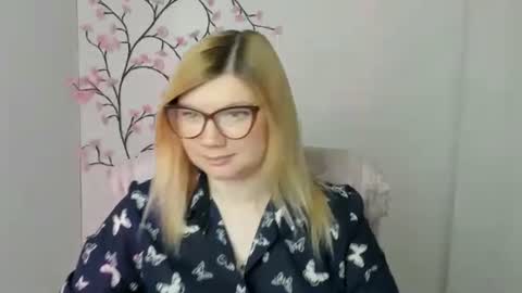 Snapshot of molly_moree chatting on May 18, 11:38 am Molly online show from May 18, 11:38 am