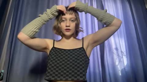 molly_poly online show from November 17, 9:59 am