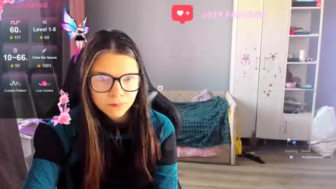 Snapshot of mollylollipop20 chatting on October 17, 5:32 am KIRA online show from October 17, 5:32 am