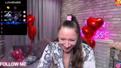 Snapshot of mollynay chatting on February 12, 3:18 am hi im Molly heregreat boobs big heart  warm pussy  online show from February 12, 3:18 am