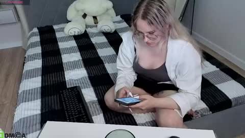 Snapshot of mollyxdream chatting on June 3, 2:33 pm Yungsatou online show from June 3, 2:33 pm