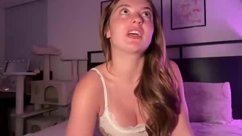 Snapshot of mollyxxxmoon chatting on July 23, 4:32 am Molly Moon online show from July 23, 4:32 am