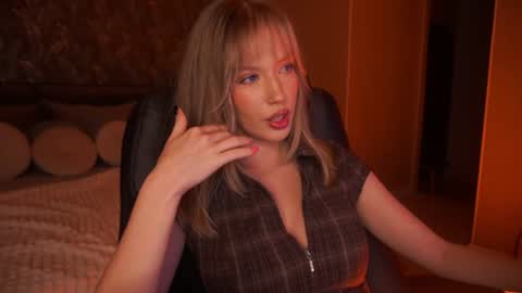 Snapshot of mollyymayy chatting on August 7, 1:40 am mollyymayy online show from August 7, 1:40 am