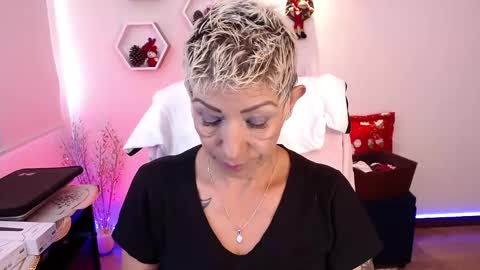 Snapshot of momdevora chatting on December 3, 12:38 pm Devora online show from December 3, 12:38 pm