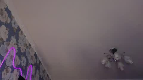 Snapshot of momiji_i chatting on May 18, 2:56 pm Leah online show from May 18, 2:56 pm