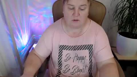 Snapshot of mommy99x chatting on January 4, 11:43 am Mommy99X online show from January 4, 11:43 am