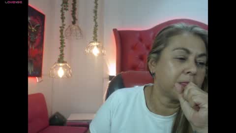 Snapshot of mommy_sex_ chatting on August 7, 7:38 pm mommy_sex_ online show from August 7, 7:38 pm