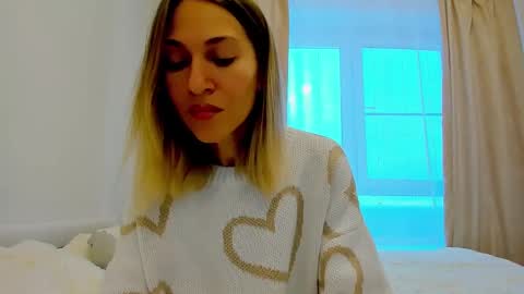 Snapshot of mona_cruz chatting on December 11, 8:15 am Mona online show from December 11, 8:15 am