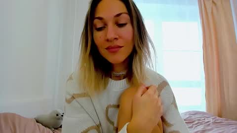 Snapshot of mona_cruz chatting on December 14, 8:56 am Mona online show from December 14, 8:56 am