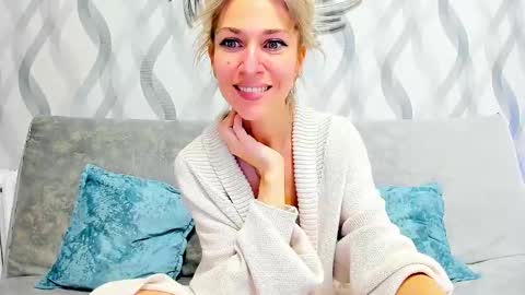 Snapshot of mona_cruz chatting on February 16, 2:43 pm Mona online show from February 16, 2:43 pm