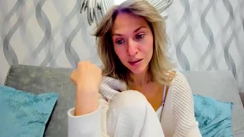 Snapshot of mona_cruz chatting on February 17, 4:59 pm Mona online show from February 17, 4:59 pm