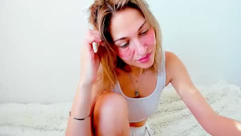 Snapshot of mona_cruz chatting on March 9, 5:22 am Mona online show from March 9, 5:22 am