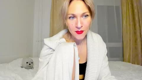 Snapshot of mona_cruz chatting on March 10, 8:12 pm Mona online show from March 10, 8:12 pm