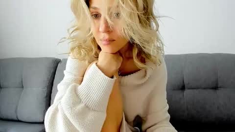 Snapshot of mona_cruz chatting on October 23, 6:45 am Mona online show from October 23, 6:45 am