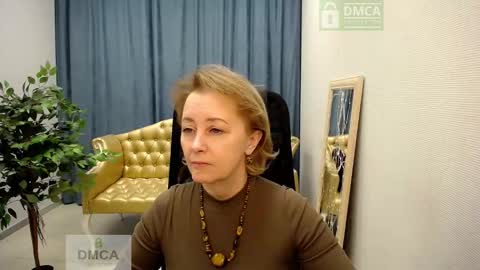 Snapshot of mona_w chatting on February 13, 10:55 am Mona online show from February 13, 10:55 am