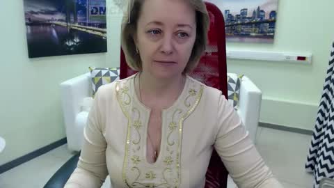 Snapshot of mona_w chatting on February 15, 5:15 am Mona online show from February 15, 5:15 am