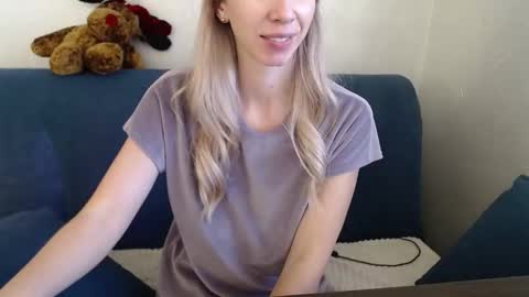 Snapshot of moni_chka chatting on October 12, 2:49 pm Moni online show from October 12, 2:49 pm