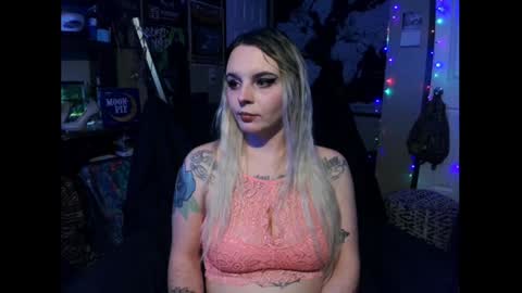 Snapshot of monica_lily chatting on December 13, 3:32 pm Monica online show from December 13, 3:32 pm