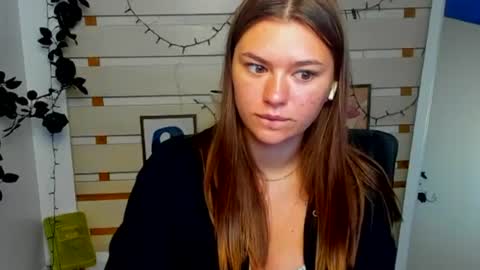 Snapshot of monika_youu chatting on June 23, 6:33 am Monika online show from June 23, 6:33 am