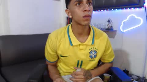 Snapshot of monkey_uchiha77 chatting on February 27, 9:43 am simon dice online show from February 27, 9:43 am