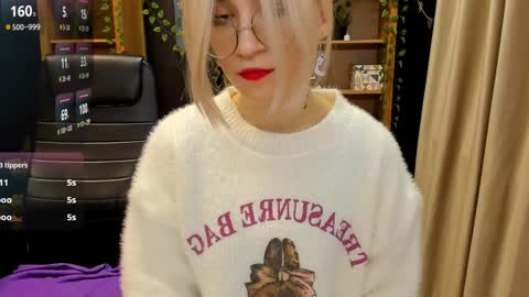 Snapshot of moon13152 chatting on December 6, 12:45 am Katrin online show from December 6, 12:45 am