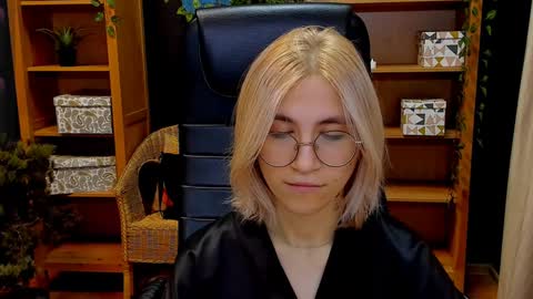 Snapshot of moon13152 chatting on December 7, 8:05 pm Katrin online show from December 7, 8:05 pm