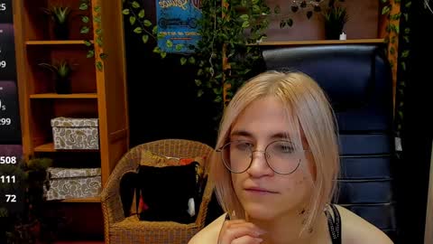 Snapshot of moon13152 chatting on December 8, 2:18 am Katrin online show from December 8, 2:18 am