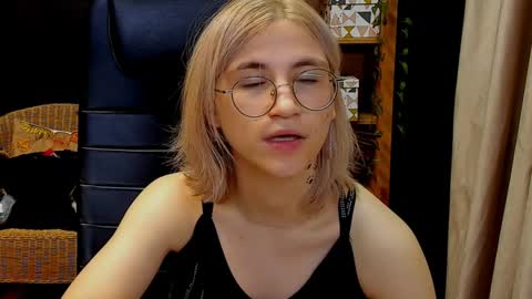 Snapshot of moon13152 chatting on December 8, 5:18 am Katrin online show from December 8, 5:18 am