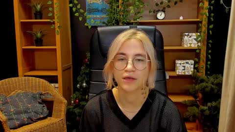 Snapshot of moon13152 chatting on December 10, 3:01 pm Katrin online show from December 10, 3:01 pm
