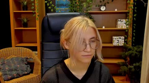 Snapshot of moon13152 chatting on December 10, 6:17 pm Katrin online show from December 10, 6:17 pm