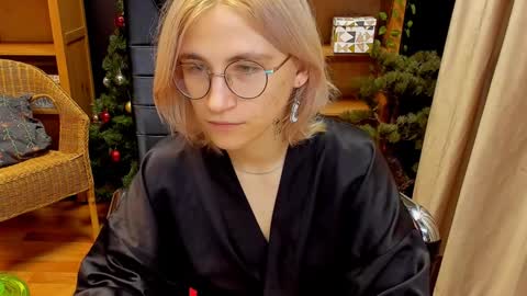 Snapshot of moon13152 chatting on December 11, 12:33 am Katrin online show from December 11, 12:33 am