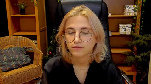 Snapshot of moon13152 chatting on December 11, 3:35 am Katrin online show from December 11, 3:35 am