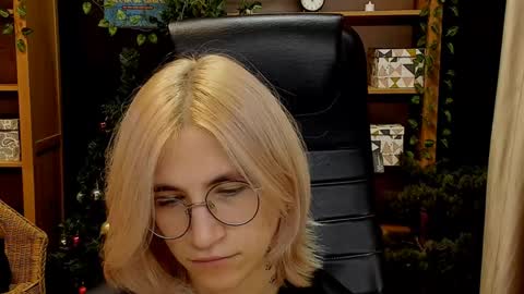 Snapshot of moon13152 chatting on December 12, 6:42 pm Katrin online show from December 12, 6:42 pm