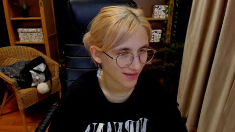 Snapshot of moon13152 chatting on December 15, 7:31 pm Katrin online show from December 15, 7:31 pm